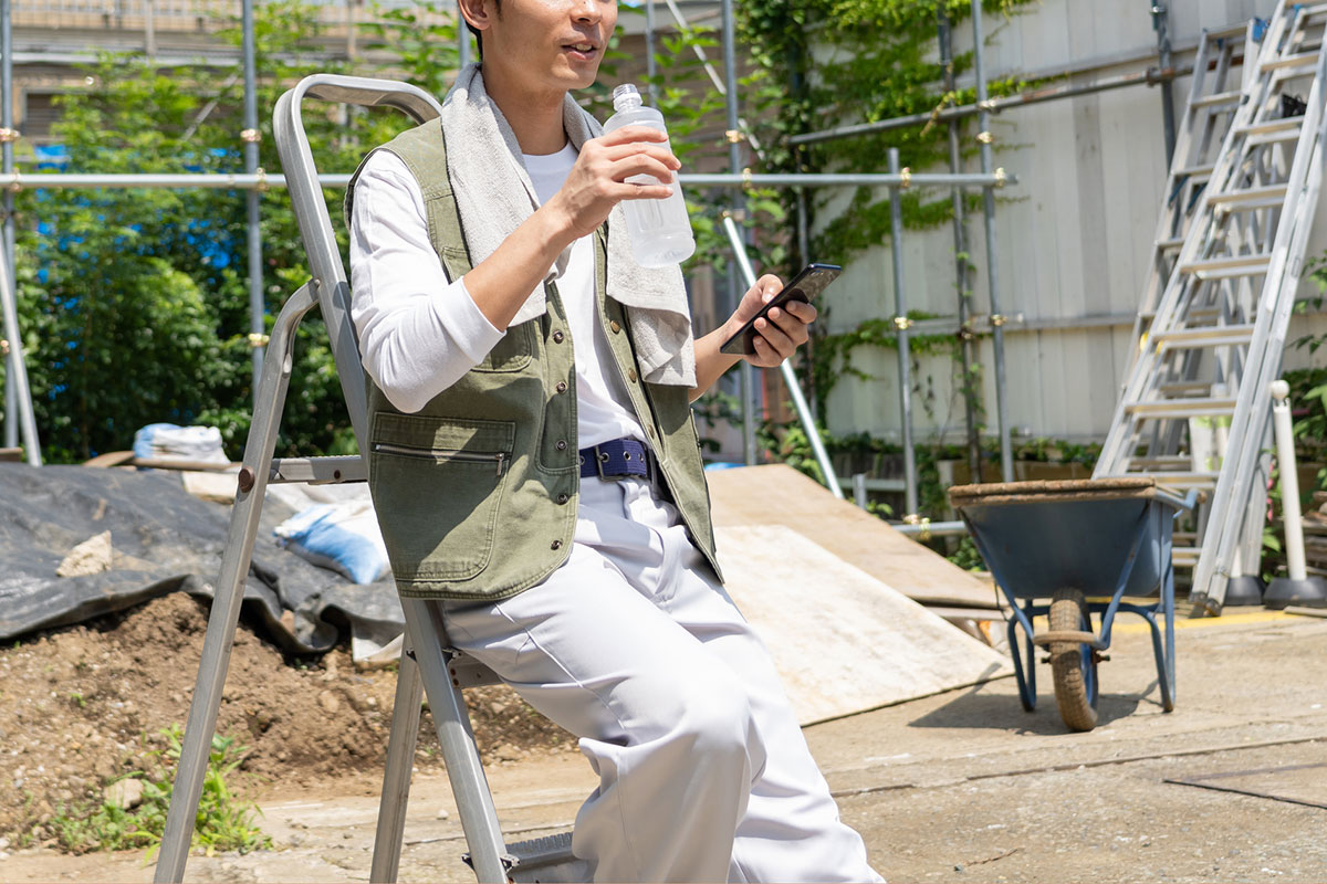 休憩中の大工さん