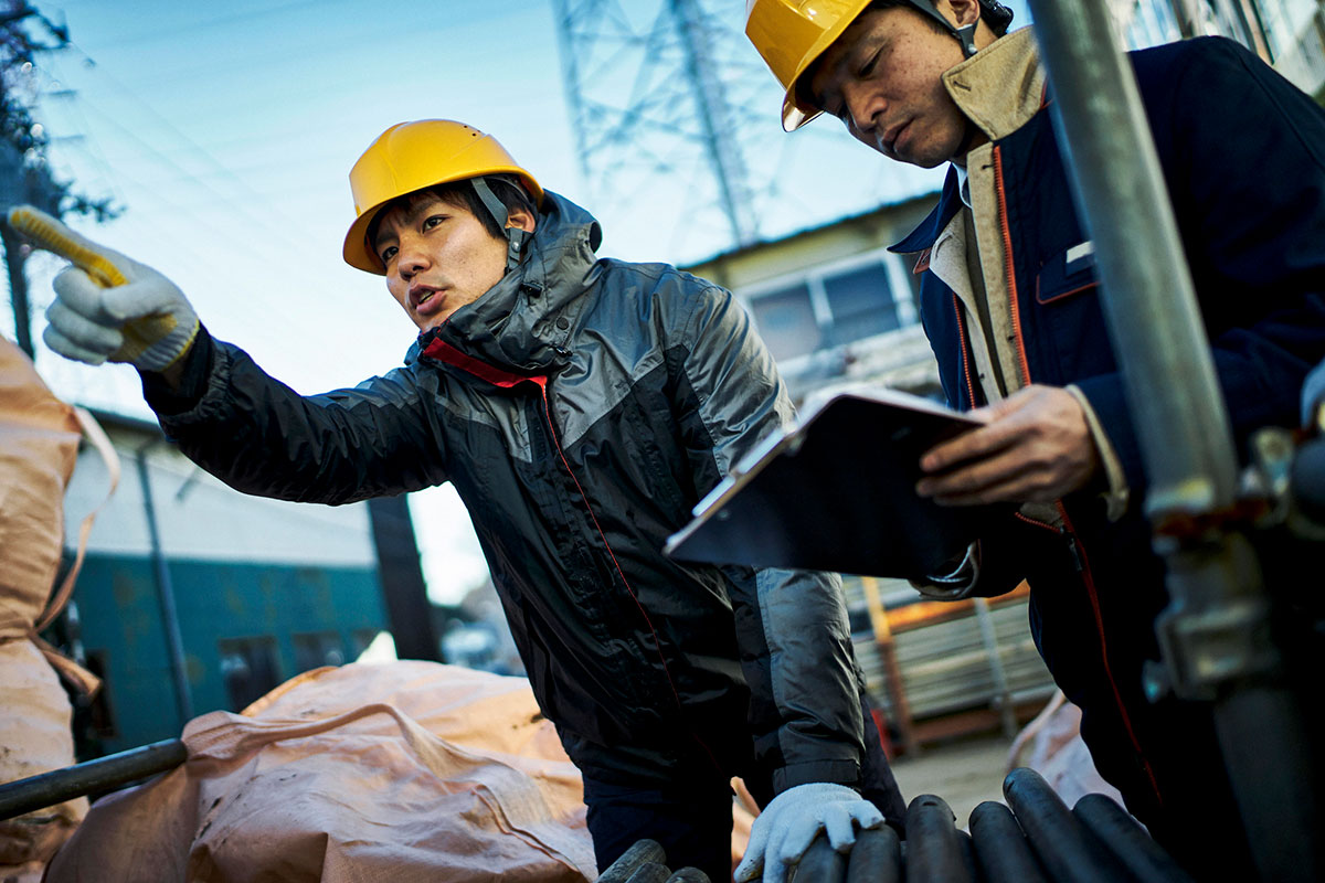 建築現場で作業中の施工スタッフ