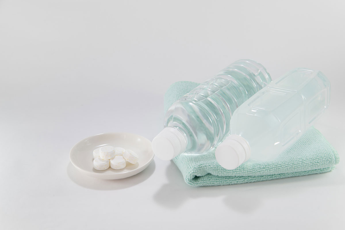 塩分入りタブレット菓子と冷たい飲み物