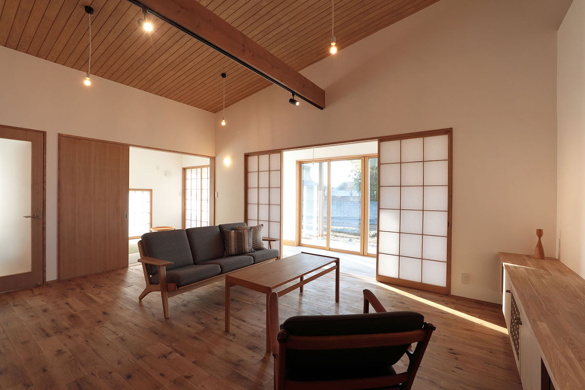 梁(はり)見せ天井の和モダンリビング