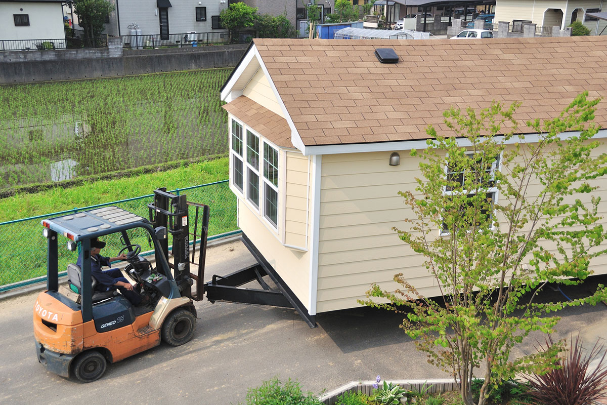 牽引されているトレーラーハウス