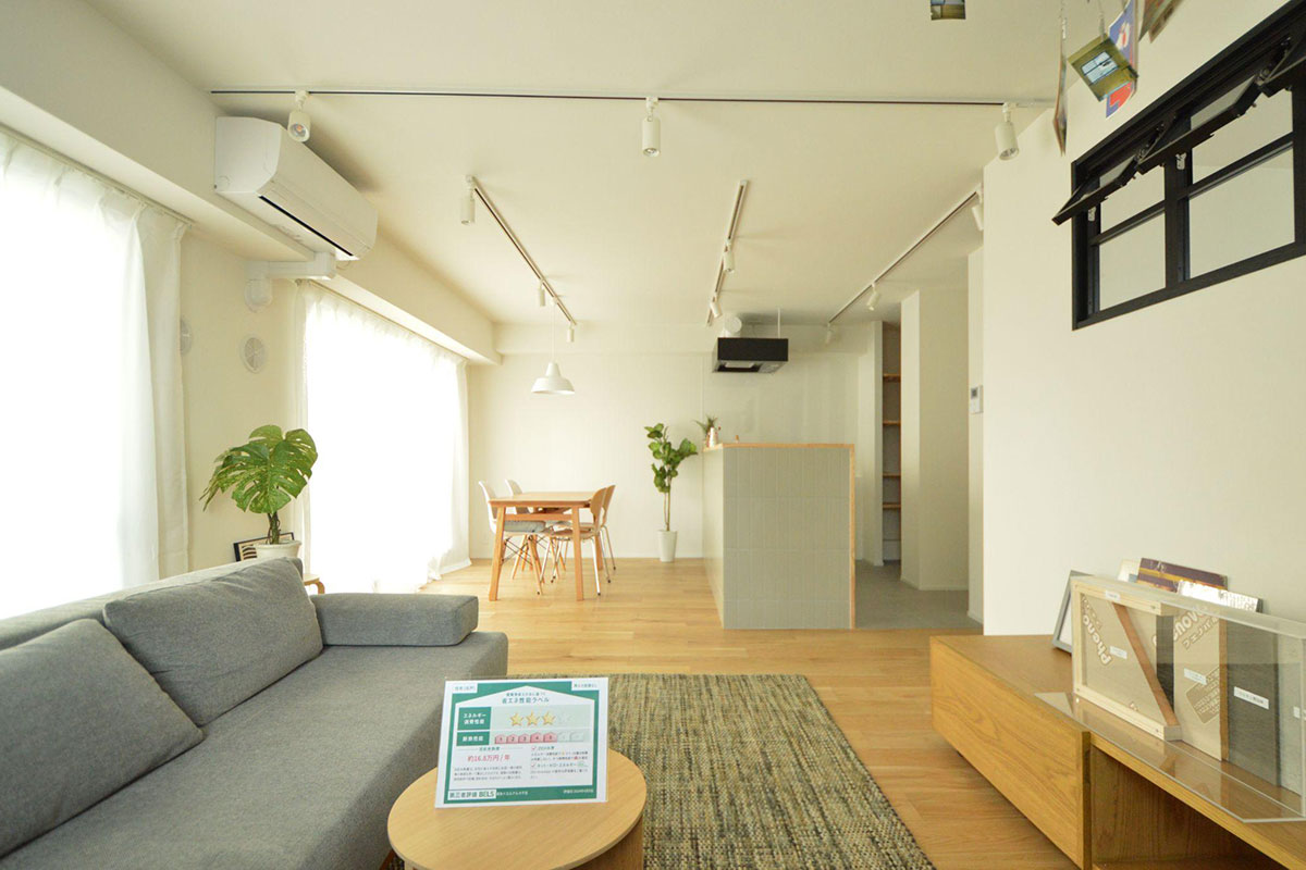 室内窓があるリビングルーム