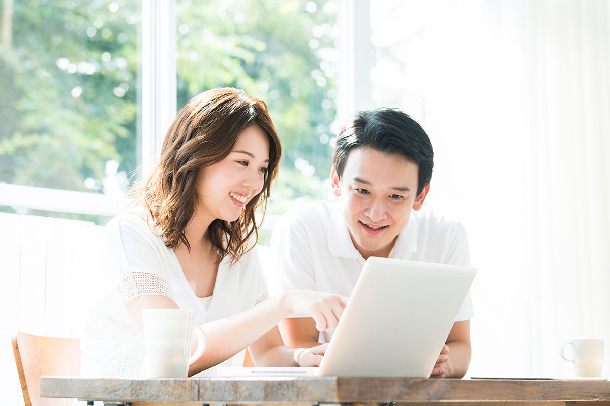 火災保険を選ぶ夫婦