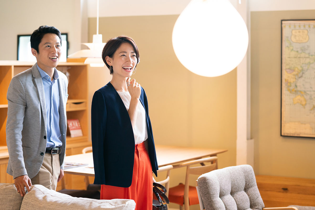 内見をする夫婦