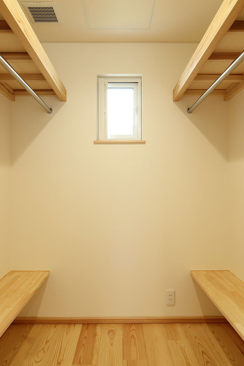 仕切りがないウォークインクローゼット