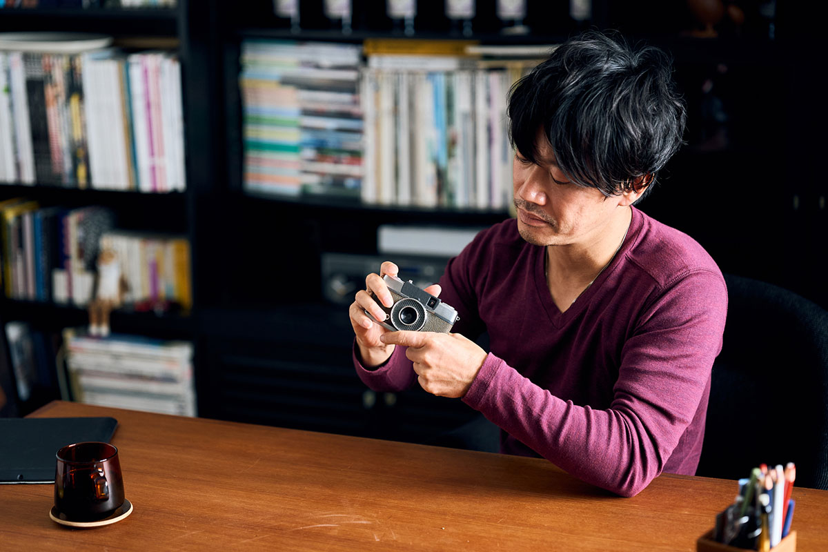 書斎で趣味を楽しむ人