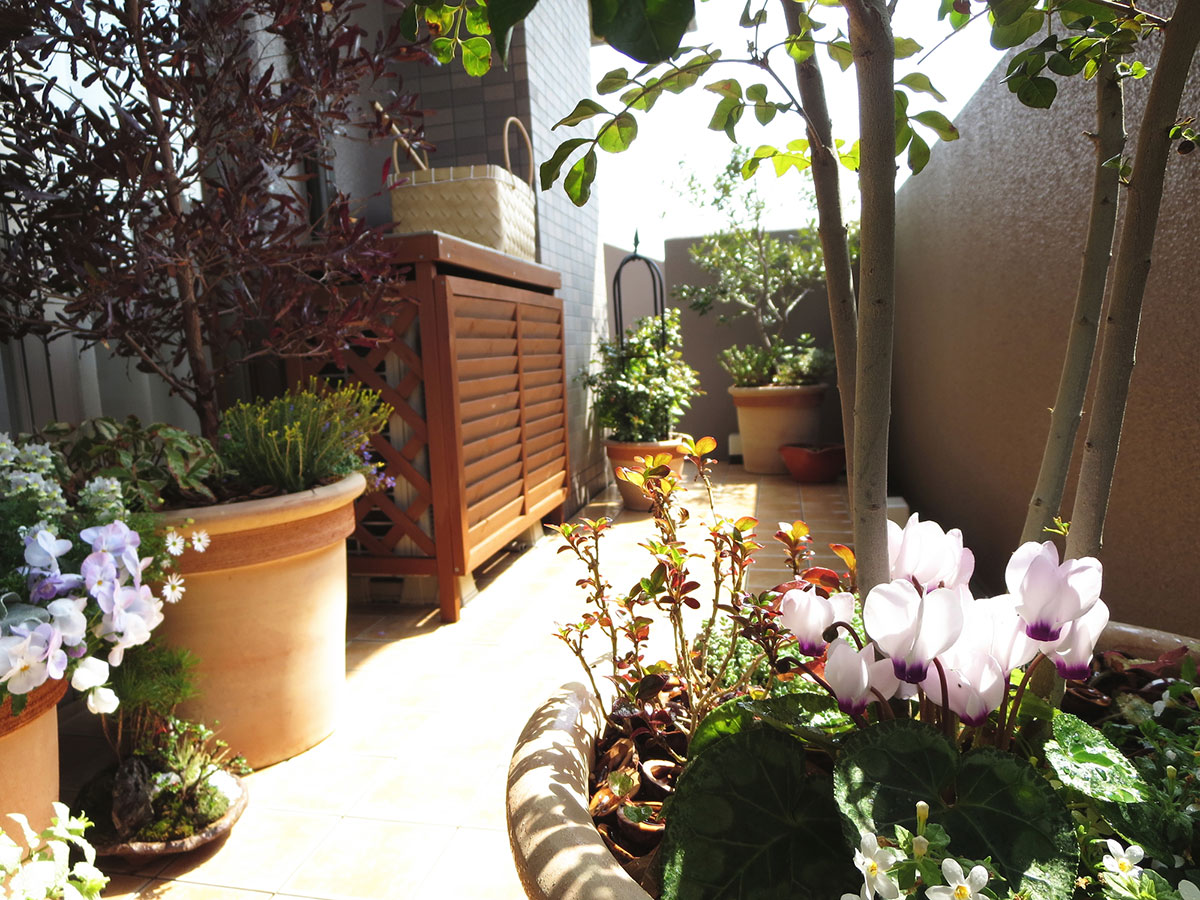 室外機にカバーをしたおしゃれなベランダ・バルコニー