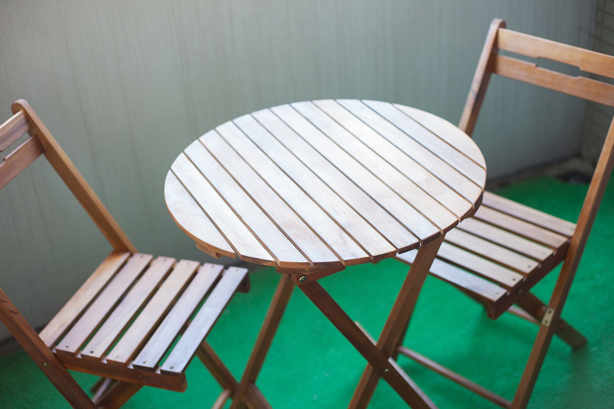 折りたたみ式の木製テーブルとチェア