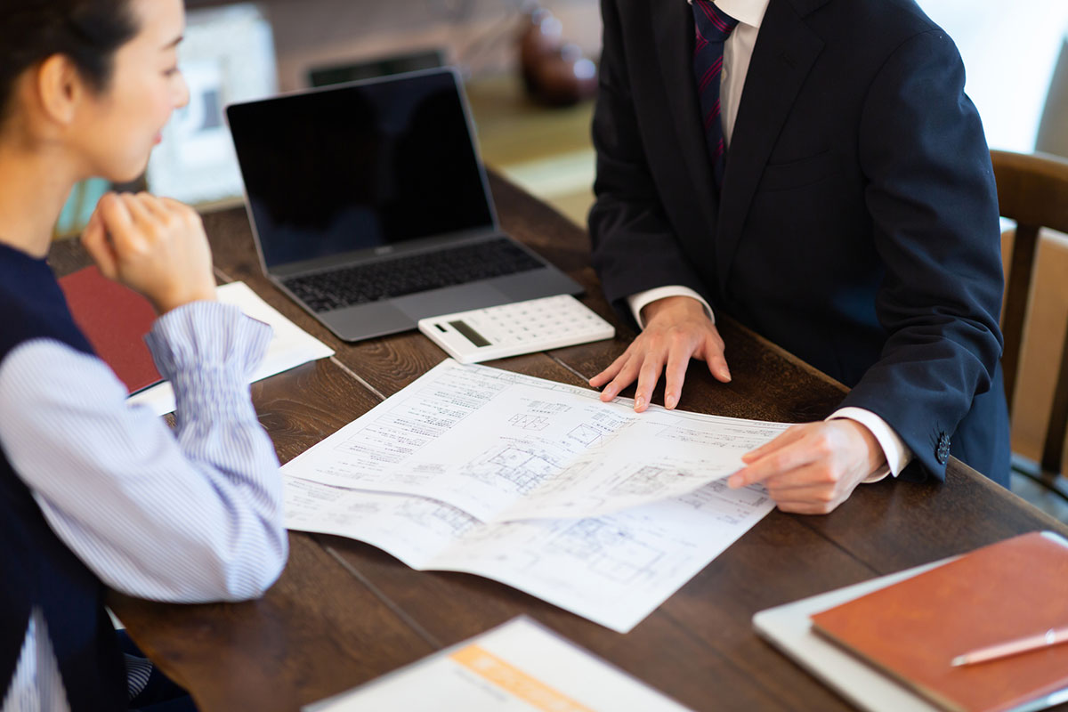 不動産会社で相談する様子