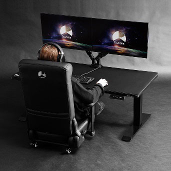 電動で高さの昇降ができるゲーミングデスク