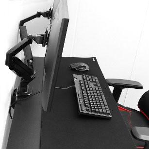 デスクに設置したモニターアーム