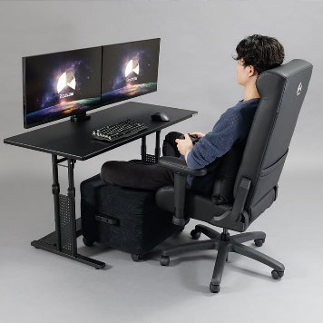 ットマンの上であぐらをかいてプレーする男性