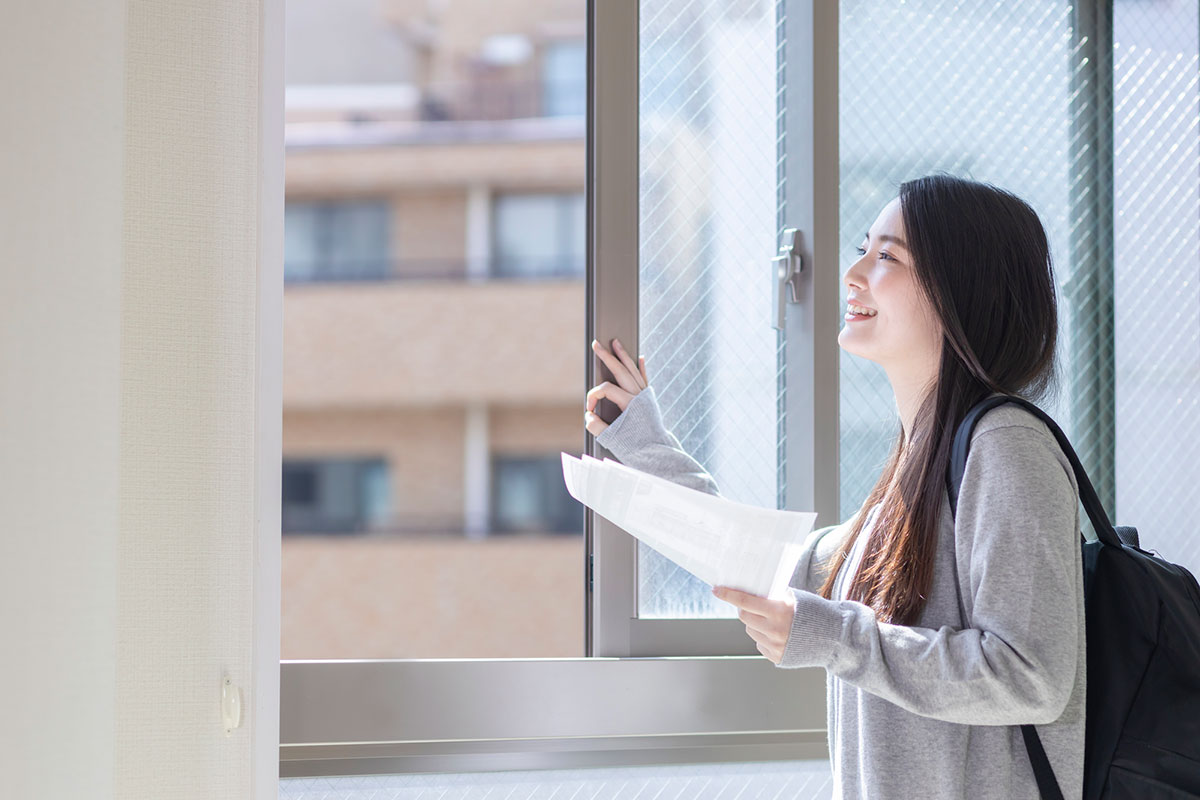 じっくり部屋探しをしている女性の画像