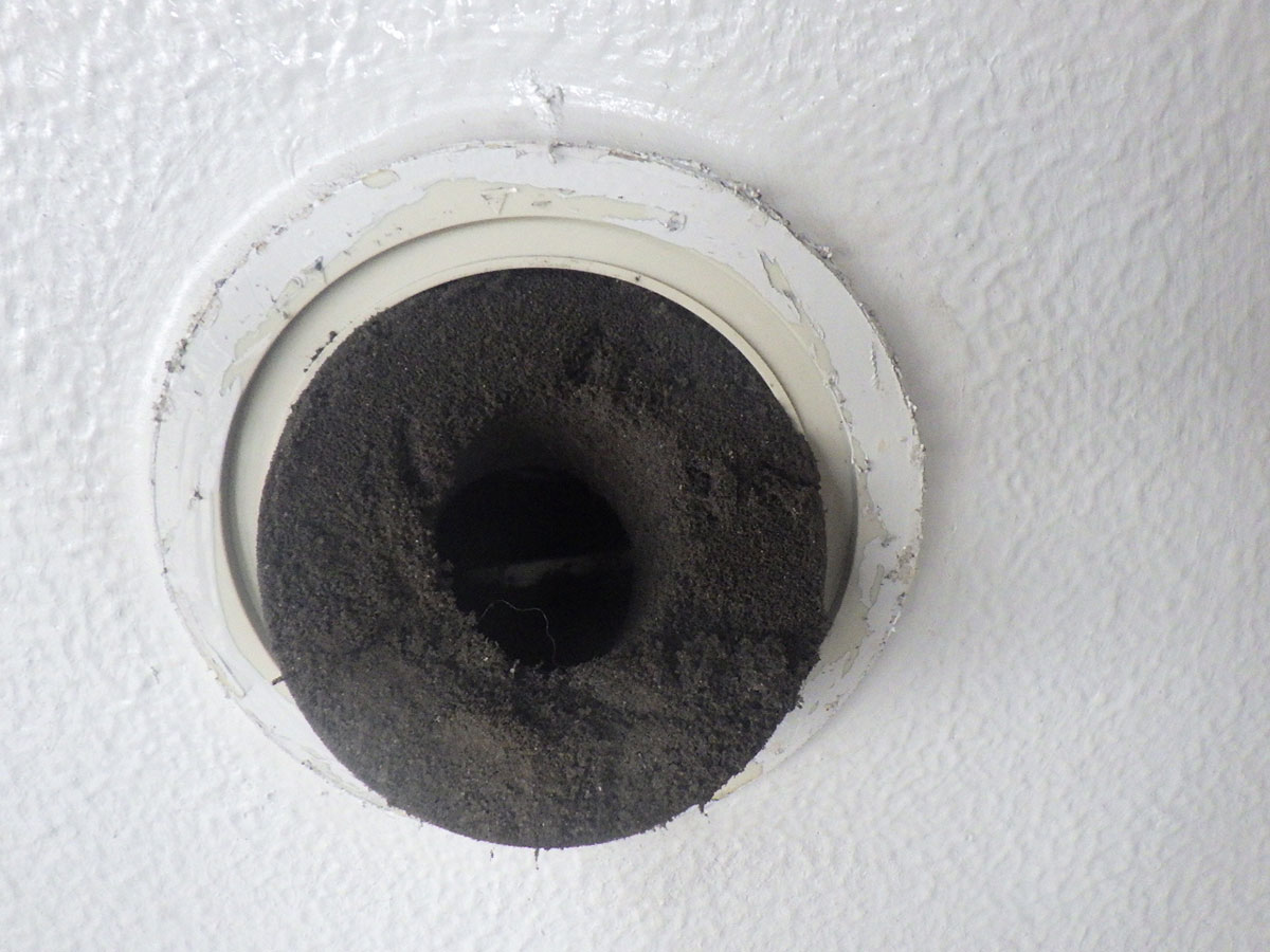 換気口（給気口）の外壁側のカバーを外し、吸音材を取り出した写真