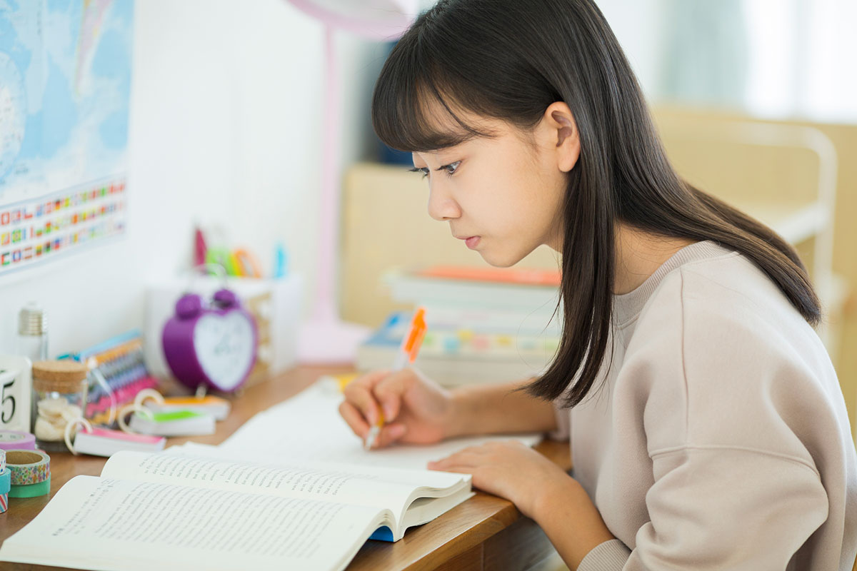 個室で勉強する子ども