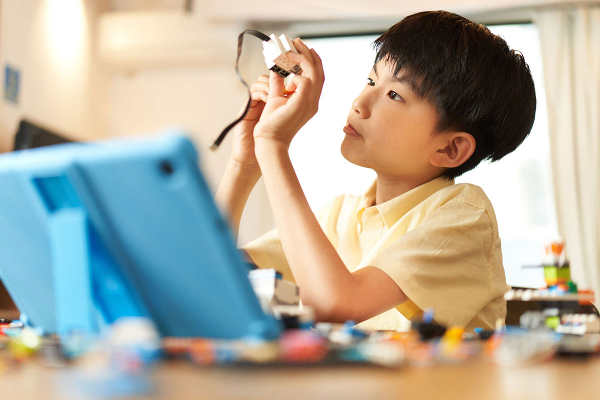 自分の子ども部屋で遊ぶ子どものイメージ