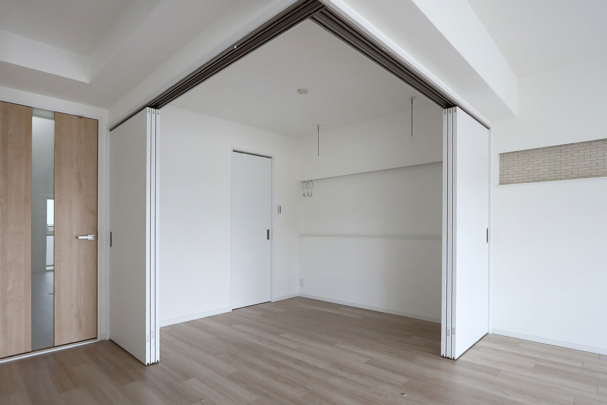 リビングと間仕切りで仕切ることができる居室の画像