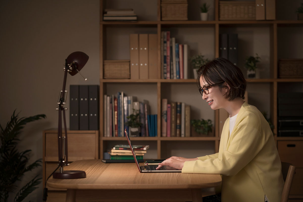 在宅ワークをしている人のイメージ