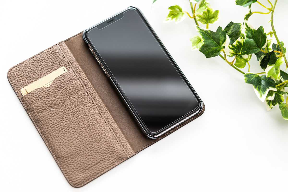 スマホケースに入れて持ち歩けるカードキー