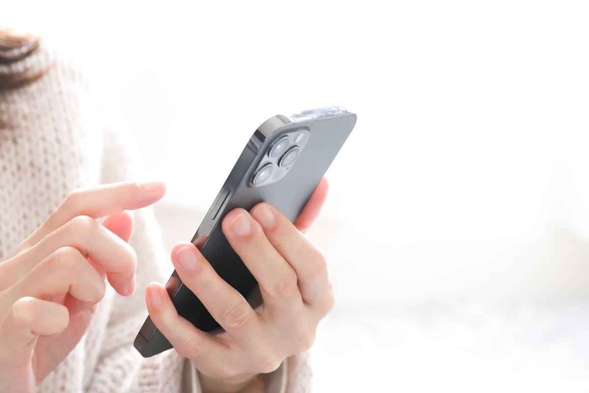 不動産会社に賃貸物件の申し込みキャンセルの電話をしようとする女性