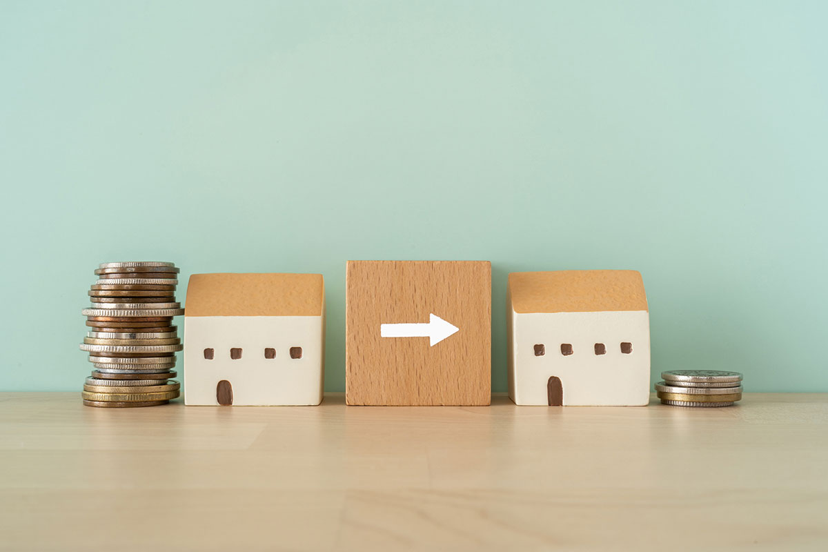 フードデリバリーをする若い男性