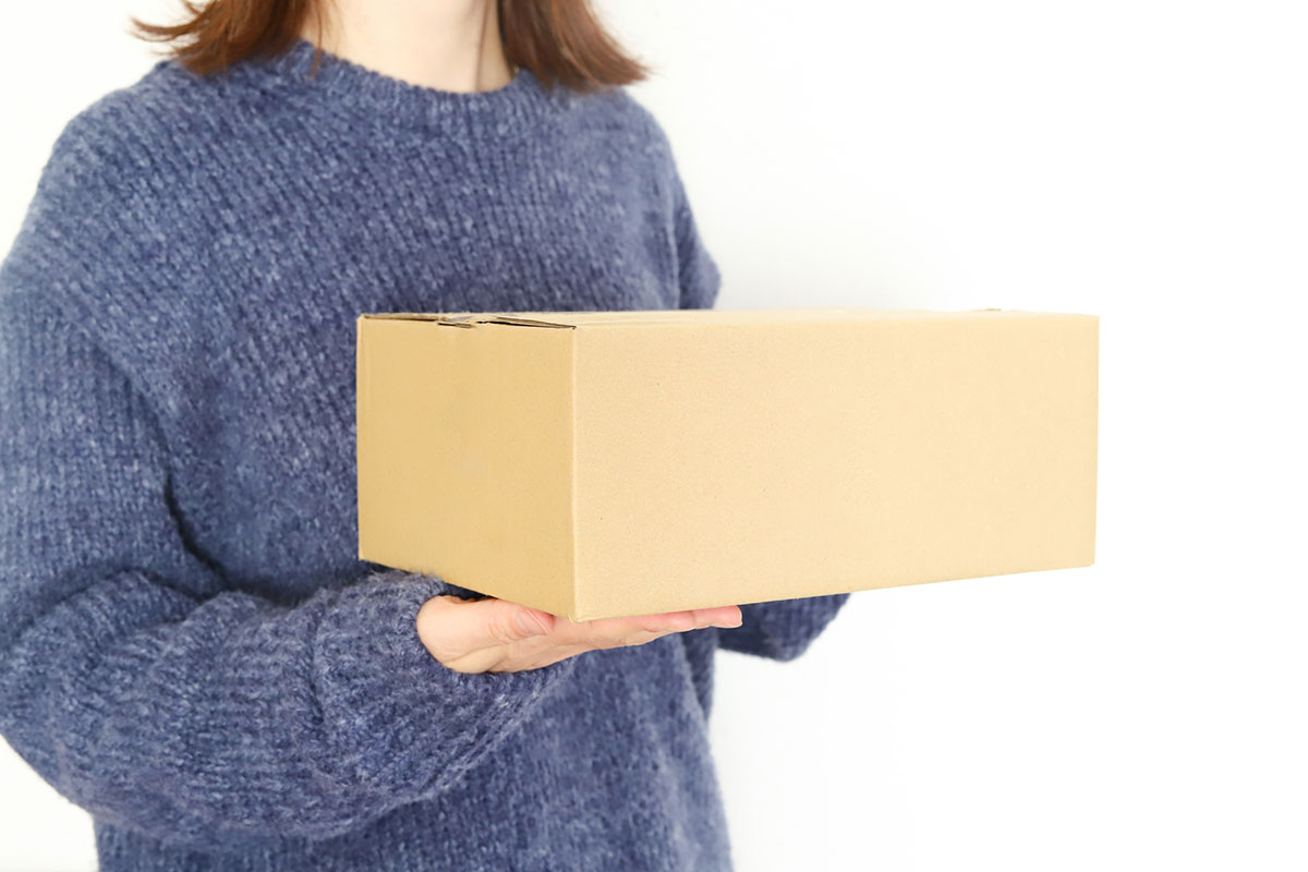 宅配便を持つ女性