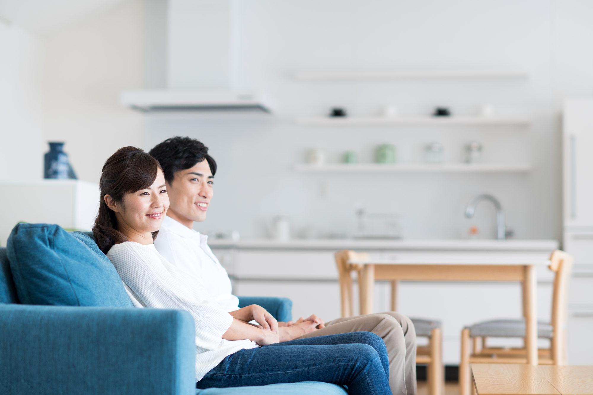 リビングでくつろぐカップル