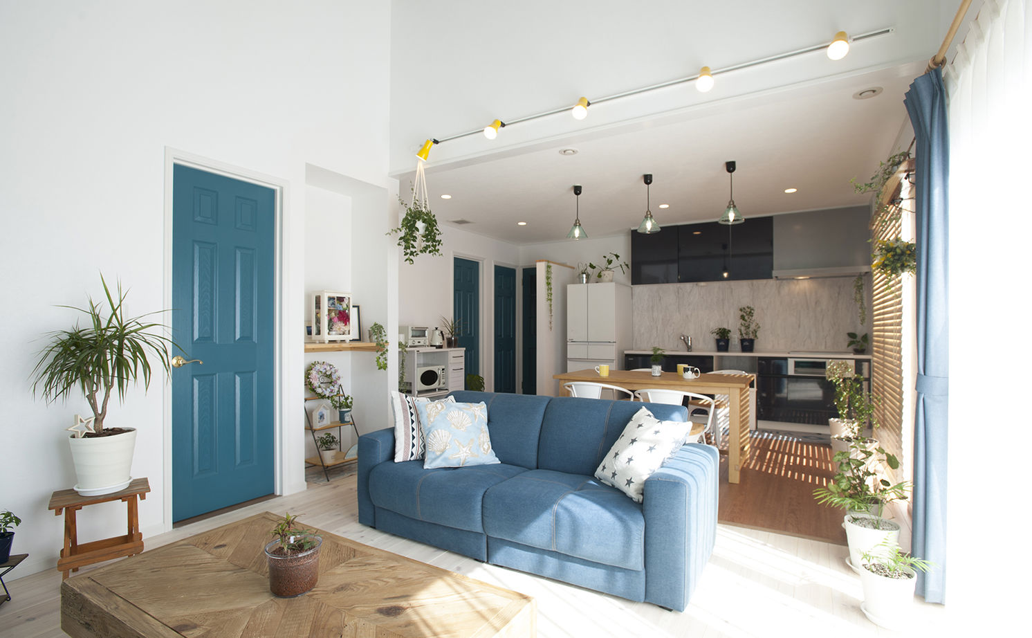 ブルーのインテリアが印象的な平屋のリビング