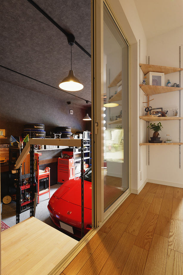 玄関ホール側からも出入できるビルトインガレージ