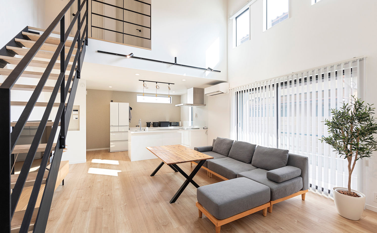 大きな吹き抜けがある明るいLDK