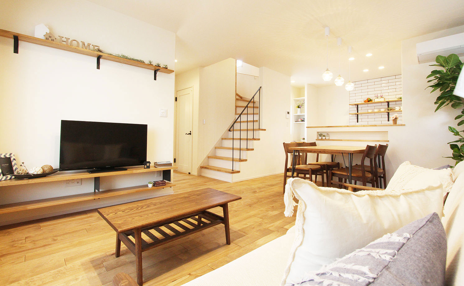 床暖房を採用した無垢フローリングのリビング