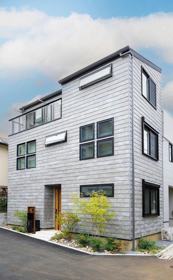 角地立地の３階建ての外観