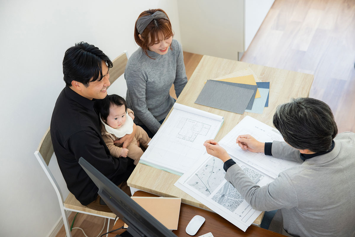 建築会社と打ち合わせをする家族