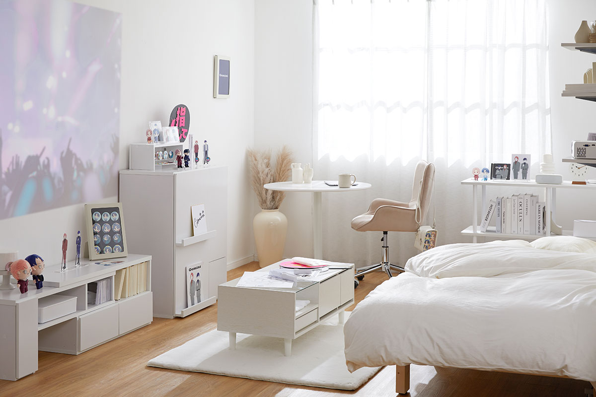 推し活グッズが映えるよう白やベージュといったナチュラルな色で統一された部屋