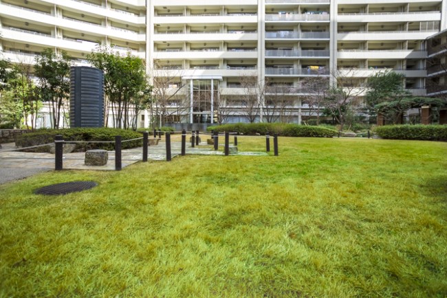 プラウドシティ池袋本町の芝生エリア