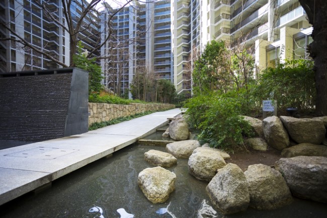 プラウドシティ池袋本町のガーデンアリーナの水路