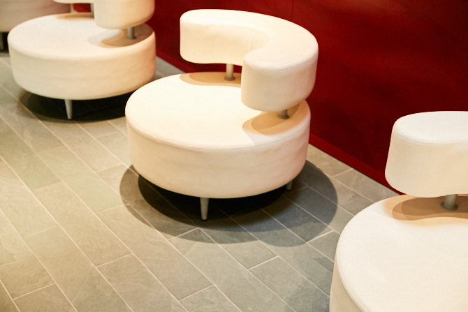 エントランスホールに設置されたファニチャー