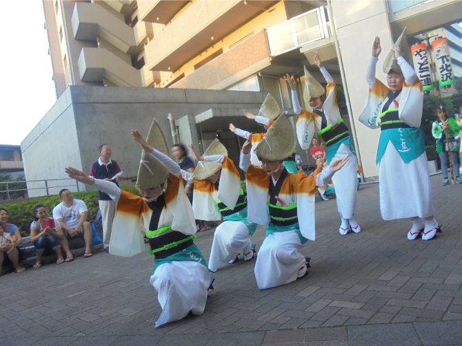 深沢ハウスの夏祭りでは、阿波踊りのチームが踊りを披露してくれる