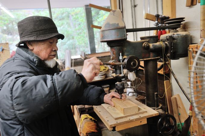 サンシティの木工クラブの部員が作業をしている