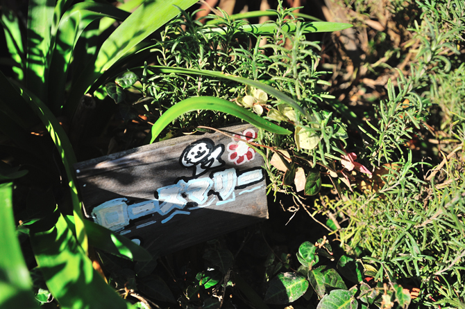 ブラウシアの植栽内の木札の写真