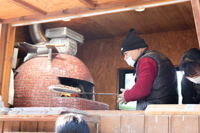 「UNCLE KEN」のピザ制作の様子