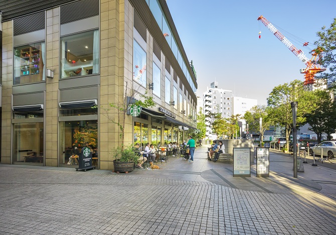 白金タワー敷地内の商業施設