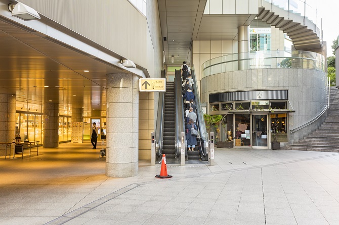 白金タワーのエントランスに向かうエスカレータ