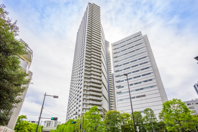 北東側から眺めたエアライズタワーの外観