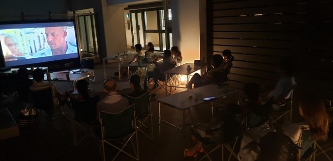 プラウドタワー東雲キャナルコートの屋上庭園での映画上映会