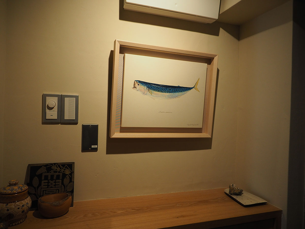 玄関には絵を飾っている