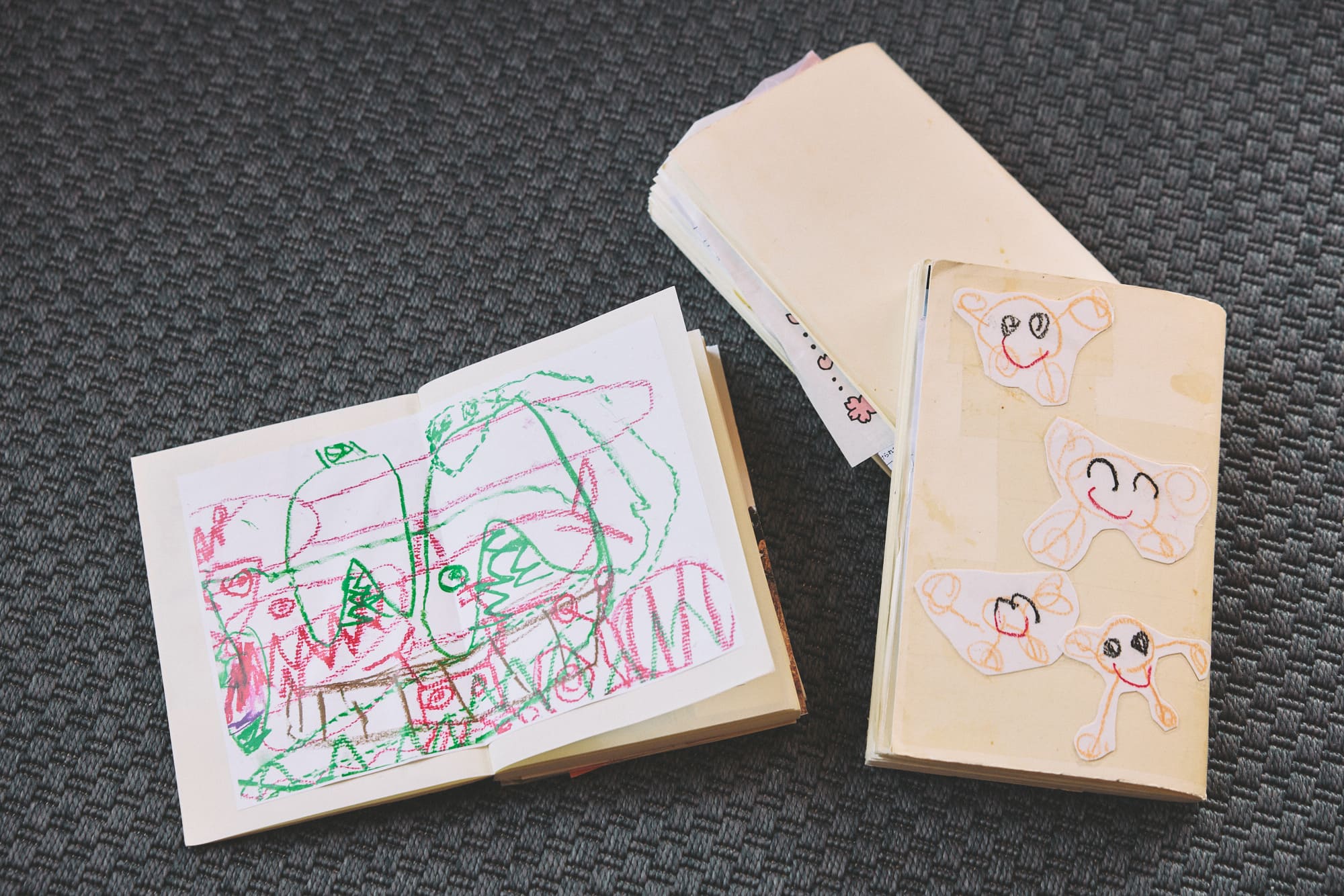 お子さんの描いた絵は縮小コピーしてノートに記録