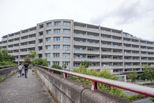 ライオンズ港北ニュータウンローレルコートの翼を広げたような外観