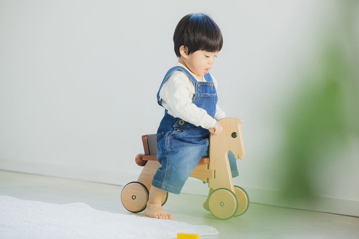 室内で遊ぶ子ども