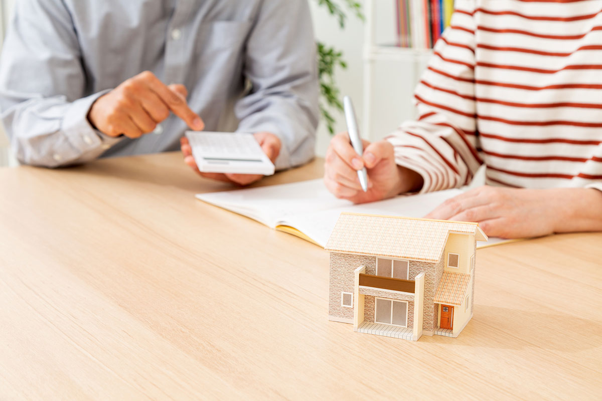 夫婦と年収と家のイメージ